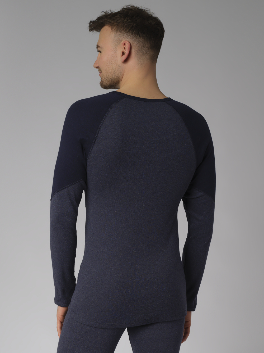 Rückansicht: Mann trägt Shirt langarm Rundhals von Comazo in der Farbe Navy Melange aus atmungsaktiven Materialmix