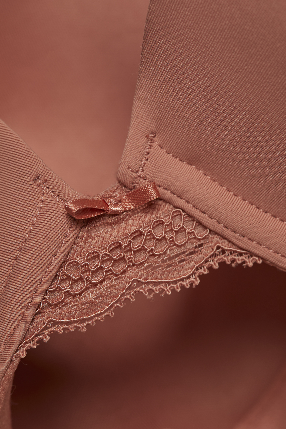 Detailbild BH von Comazo in der Farbe Guave mit zarter Spitze und Zierschleife.