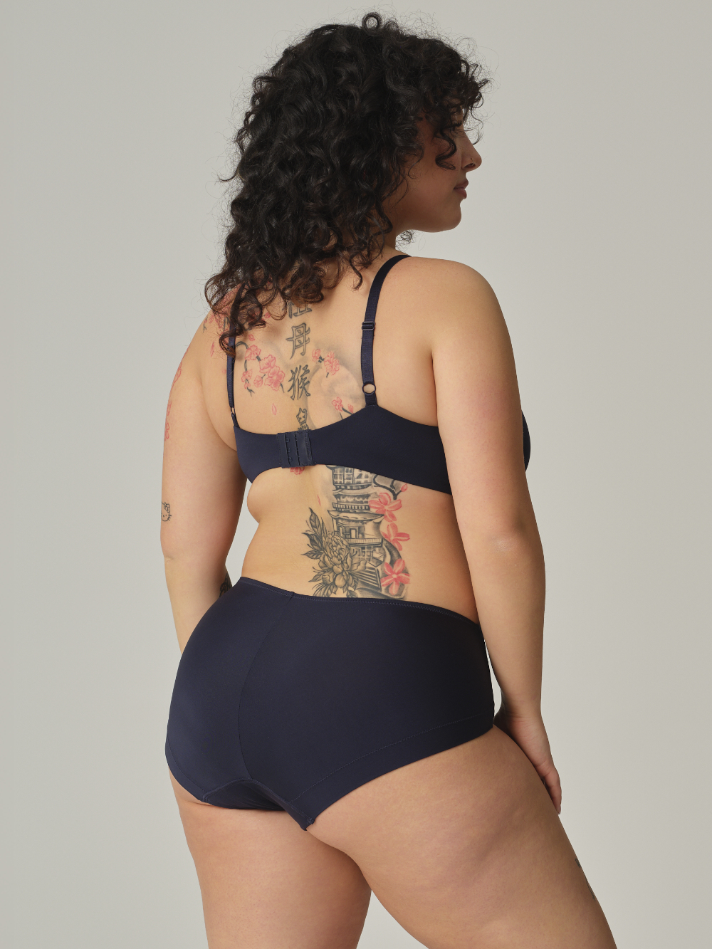 Rückansicht 2: Frau trägt Comazo Slip hochtailliert mit Microfaser-Touch Farbe Moonlight Blue