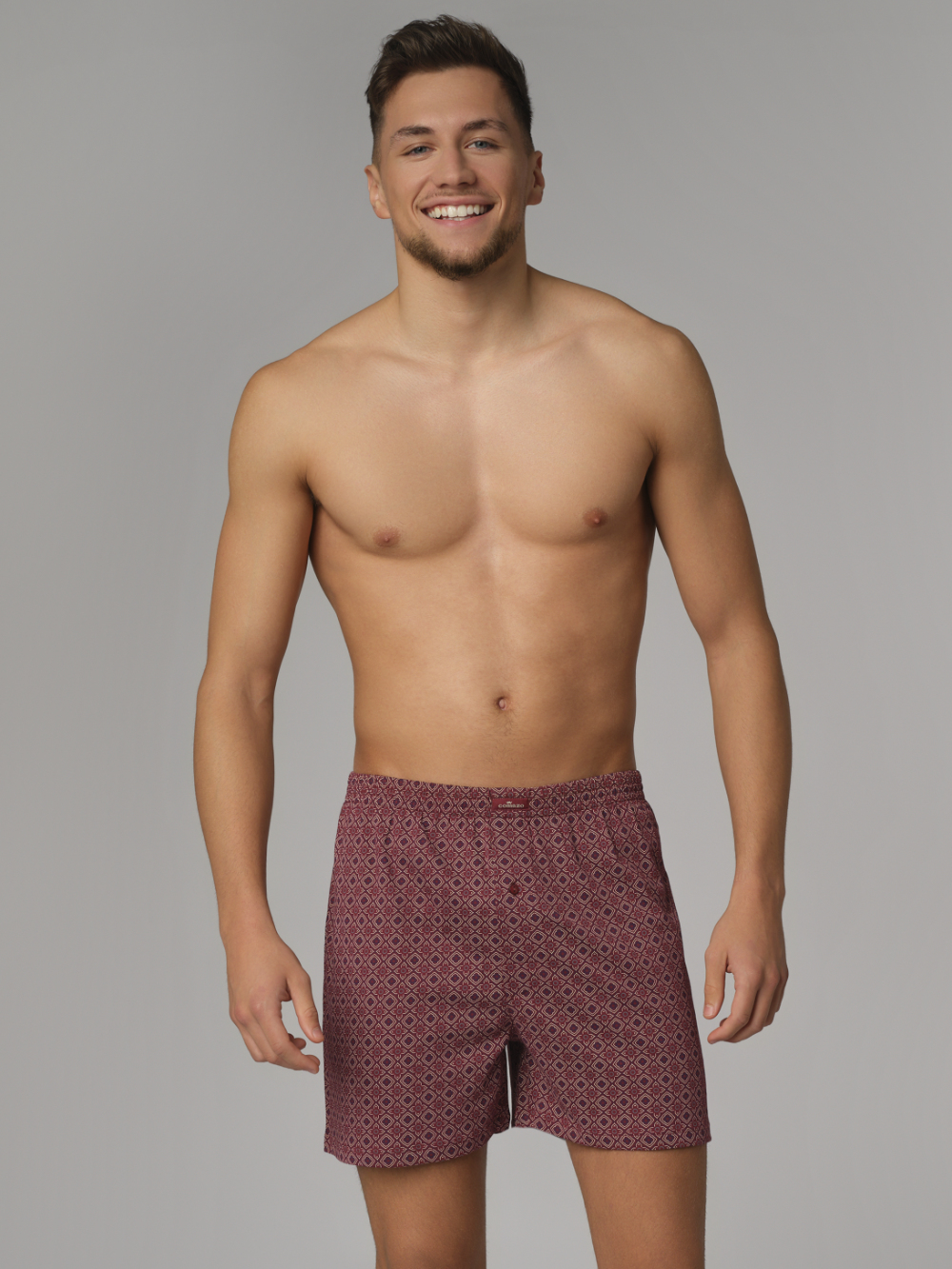 Vorderansicht: Mann trägt Comazo Herren Boxershorts Farbe Merlot