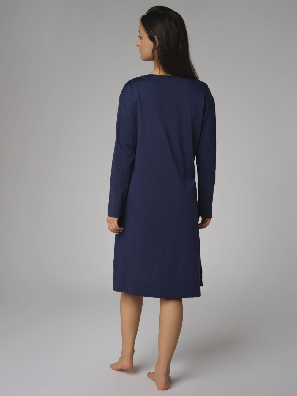 Rückansicht: Frau trägt Comazo Damen Nachthemd langarm Farbe Dunkelblau aus merzerisierter Baumwolle