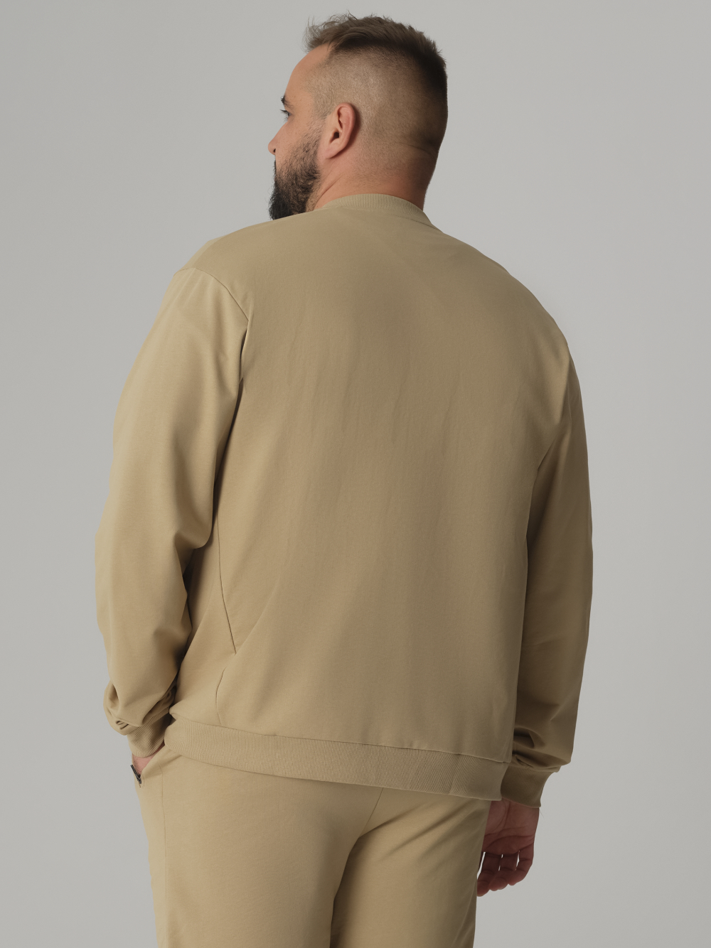 Rückansicht: Mann trägt Comazo Blouson Jacke mit Reißverschluss Farbe Bast