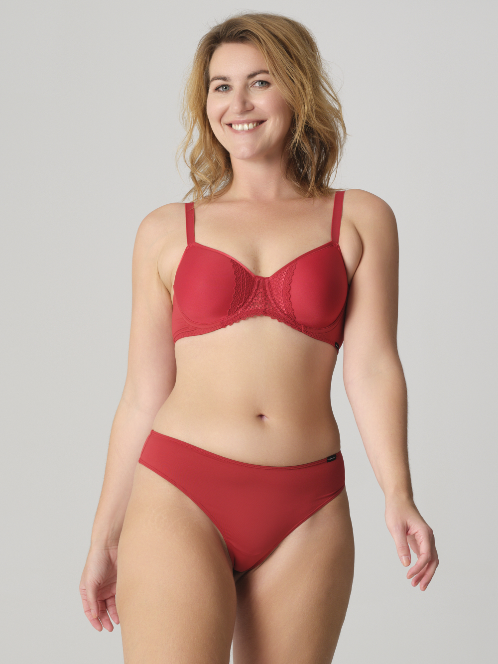 Vorderansicht: Frau trägt Comazo BH mit Spacer Farbe Cherry mit Spitzen-Details