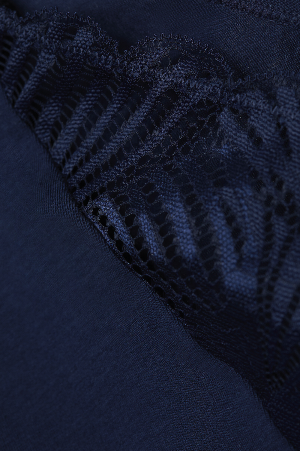 Detailbild Fairtrade Brasil-Slip von Comazo in der Farbe Night Blue mit seitlichen Spitzeneinsätzen und Zieröffnung in der hinteren Mitte