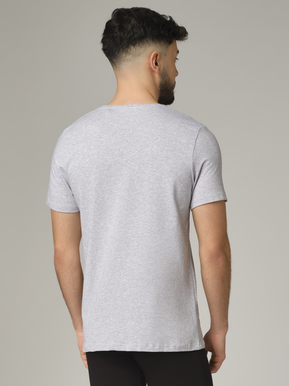 Rückansicht: Mann trägt Basic Shirt kurzarm von Comazo in der Farbe Grau-Melange V-Ausschnitt