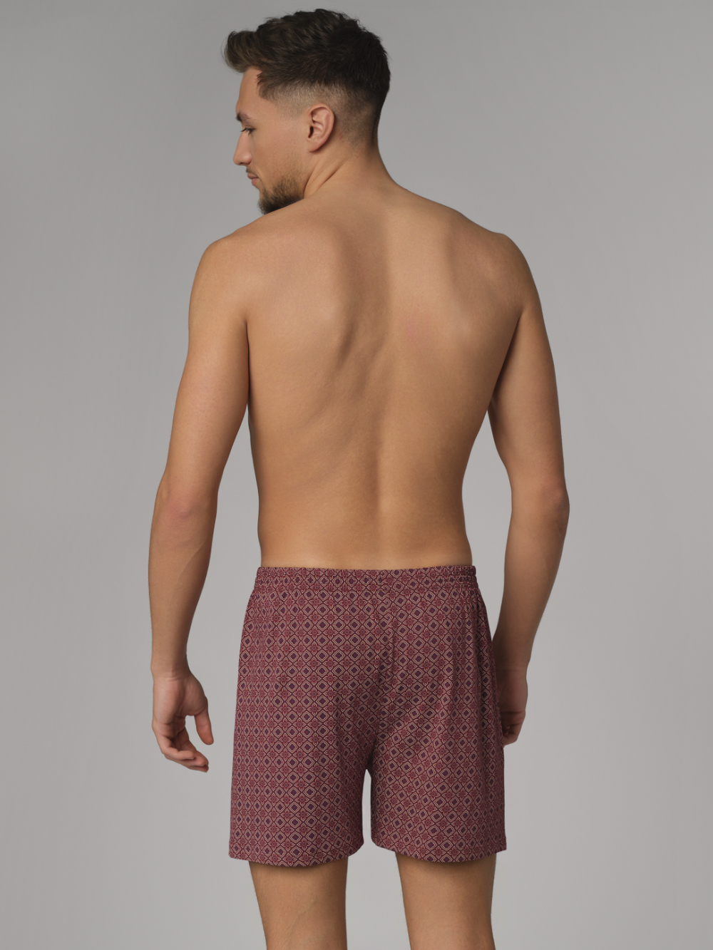 Rückansicht: Mann trägt Comazo Herren Boxershorts Farbe Merlot