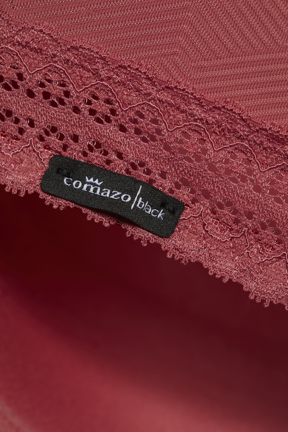 Detailbild Schalen-BH von Comazo in der Farbe Marsala mit verführerischen Spitzendetails und grafischem Muster