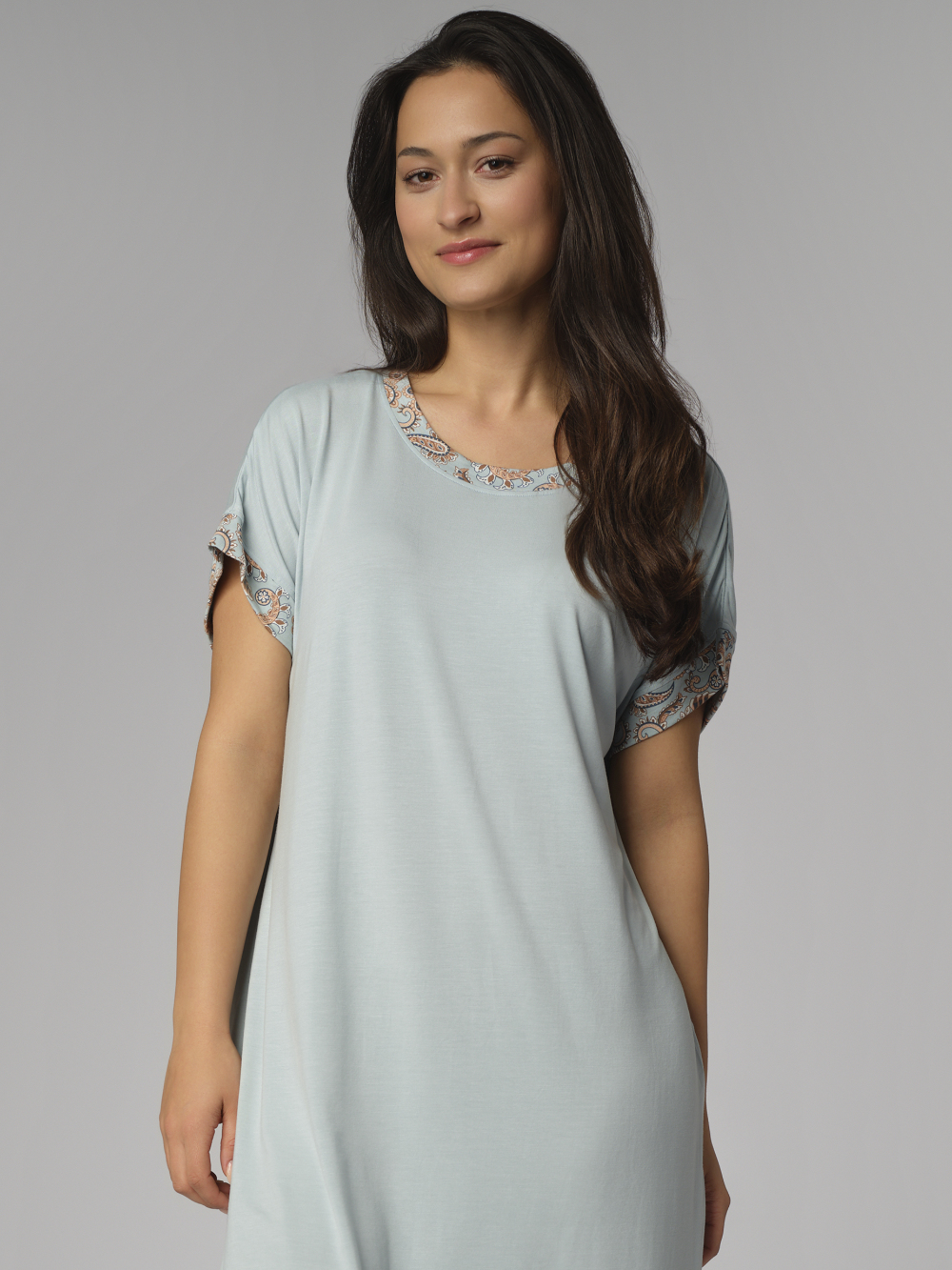 Nahaufnahme Vorderansicht: Frau trägt Comazo Schlafhose aus Micromodal Farbe Water Blue Print