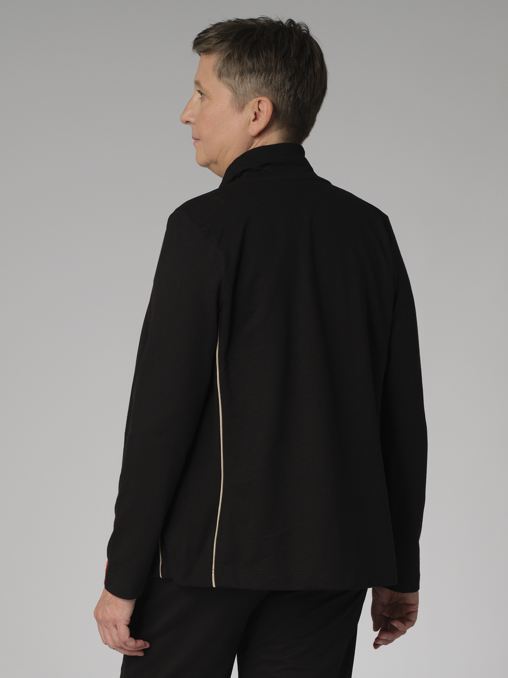 Rückansicht: Frau trägt Comazo Damen Jacke mit Stehkragen Farbe Schwarz-Sand