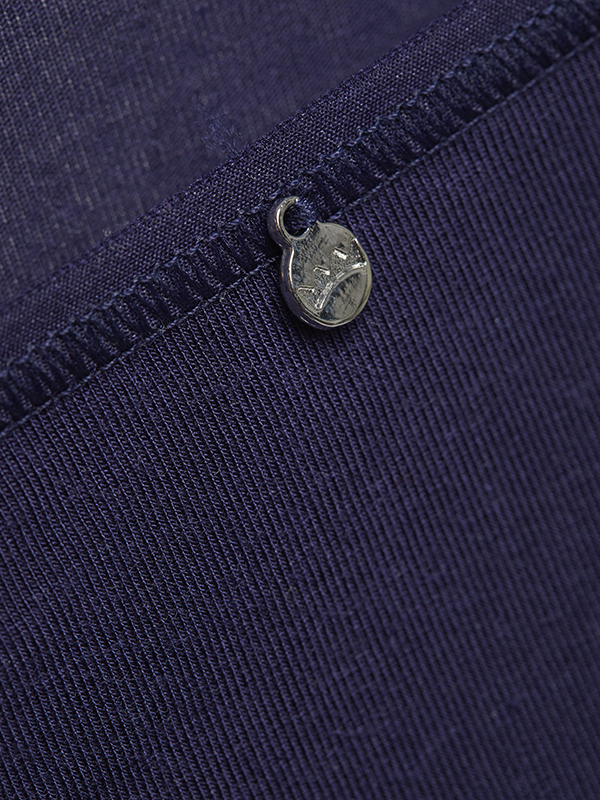 Detailbild Maxi-Slip von Comazo in der Farbe Nachtblau aus MicroModal® mit edlem Schmuck-Anhänger