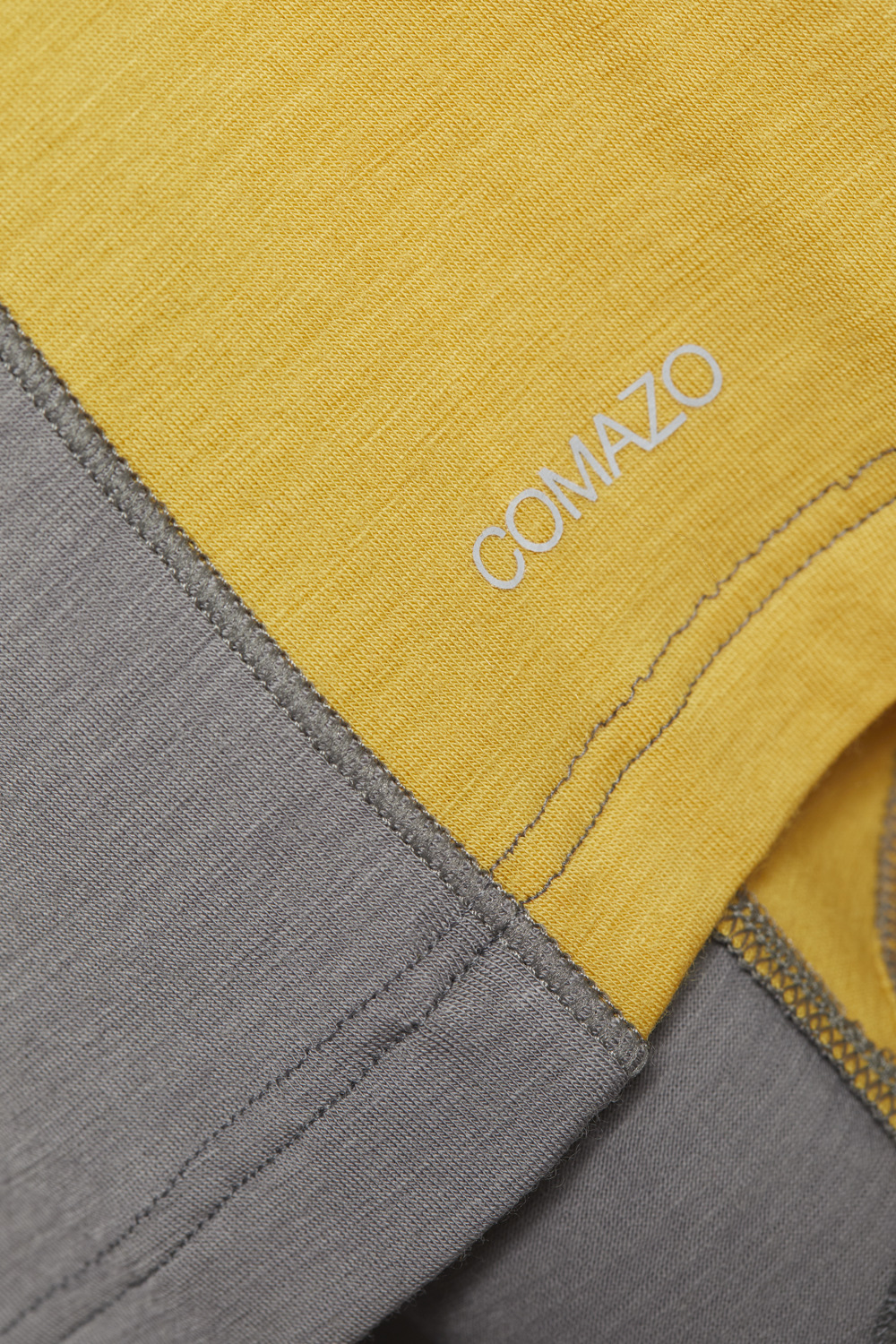 Detailbild Shirt kurzarm aus Merinowolle von Comazo in der Farbe Steelgrey/Senf mit längerem Rückenteil und Rundhalsausschnitt