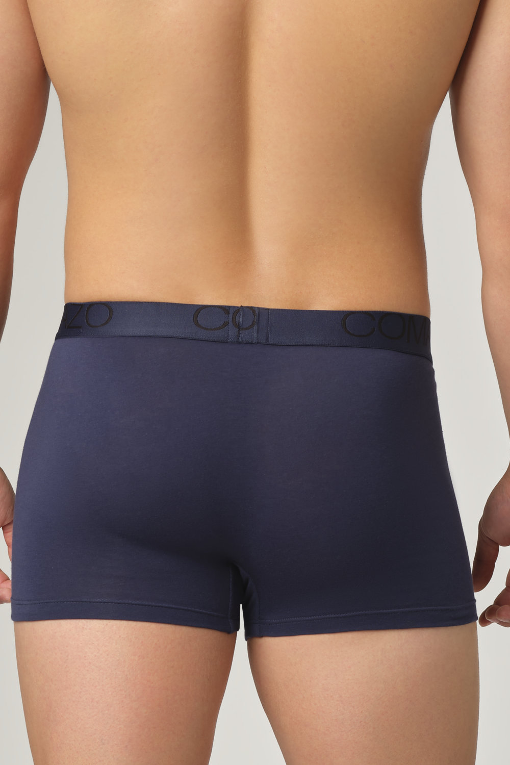 Nahaufnahme Rückansicht: Mann trägt Fairtrade Pants von Comazo in der Farbe Marine mit Webgummi mit Schriftzug