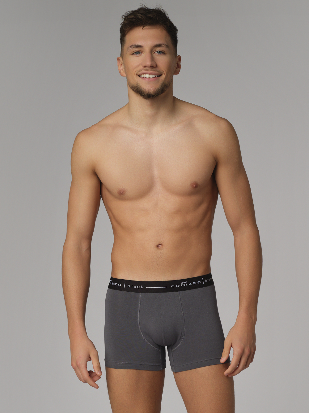 Vorderansicht: Mann trägt Comazo Herren Pants Farbe Dunkelgrau