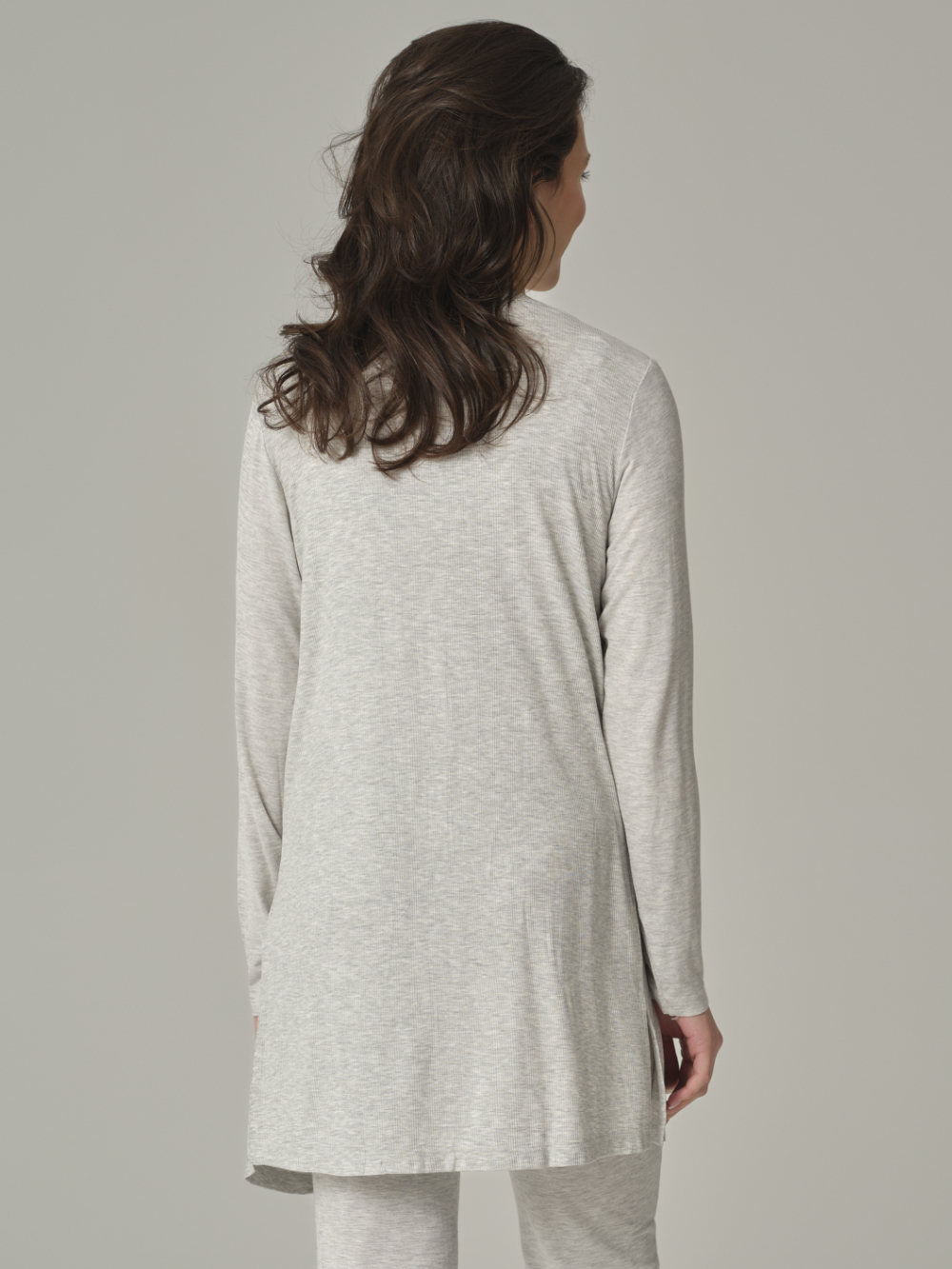 Rückansicht: Frau trägt Langarm-Jacke aus Micromodal von Comazo in der Farbe Grau mit Knopfleiste