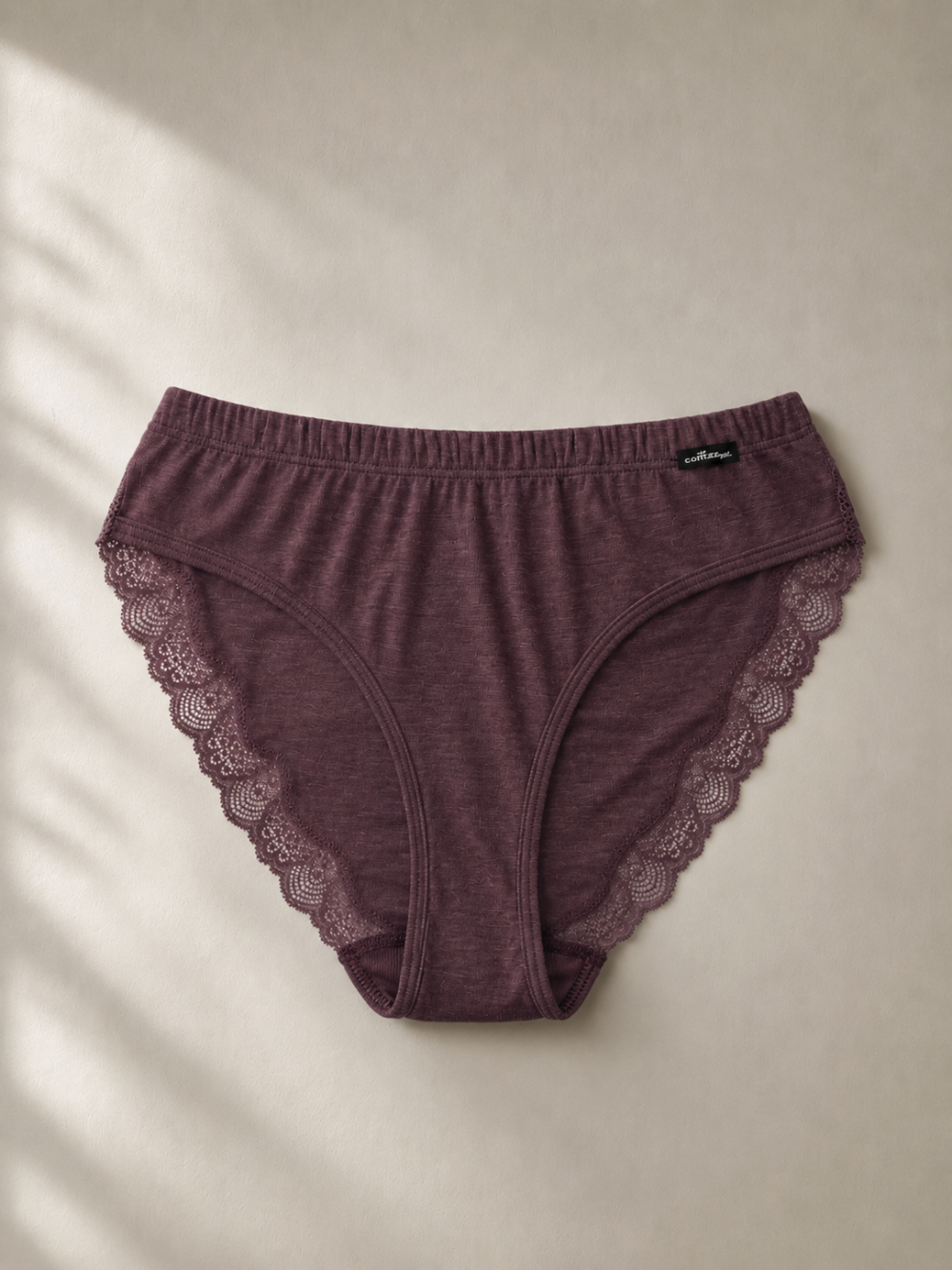 Vorderansicht Wolle-Seide Jazz-Pants von Comazo in der Farbe Kastanie mit feiner Spitze an den hinteren Beinabschlüssen, Wolle aus garantiert schonender Schermethode