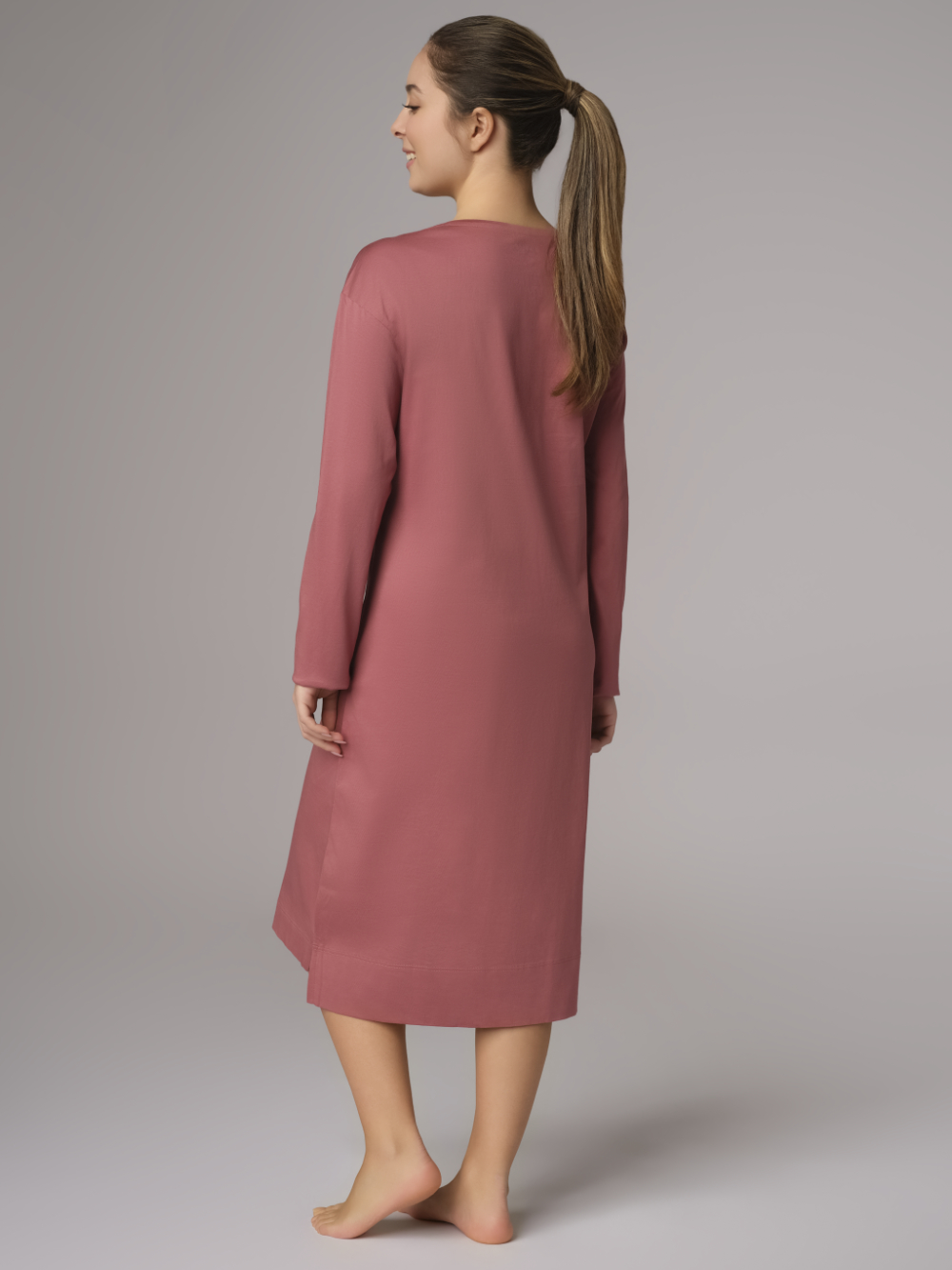 Rückansicht: Frau trägt Nachthemd langarm von Comazo in der Farbe Old Rose aus 100% merzerisierter Baumwolle mit Rundhalsausschnitt & Brusttasche
