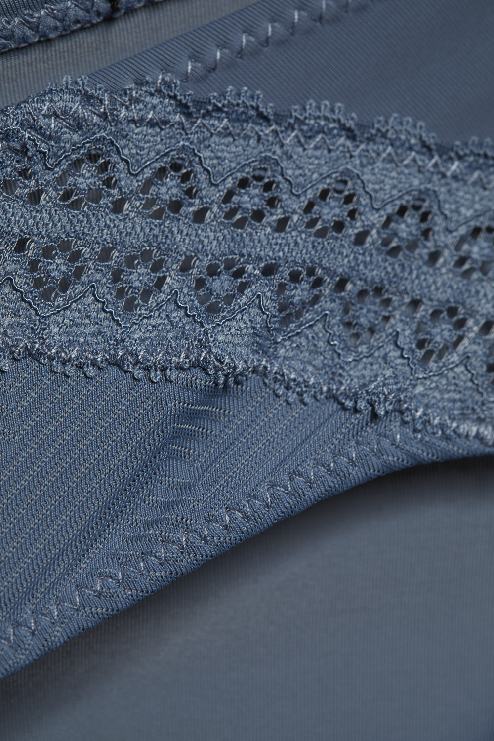 Detailbild Jazz-Pants von Comazo in der Farbe Stahl mit verführerischen Spitzendetails und grafischem Muster