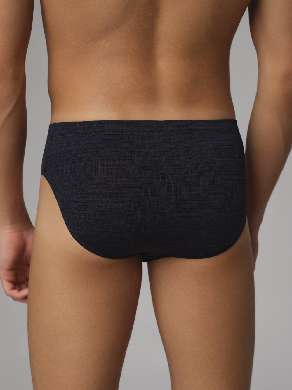 Nahaufnahme Rückansicht: Mann trägt Comazo Herren Slip ohne Eingriff Farbe Schwarz/Marine