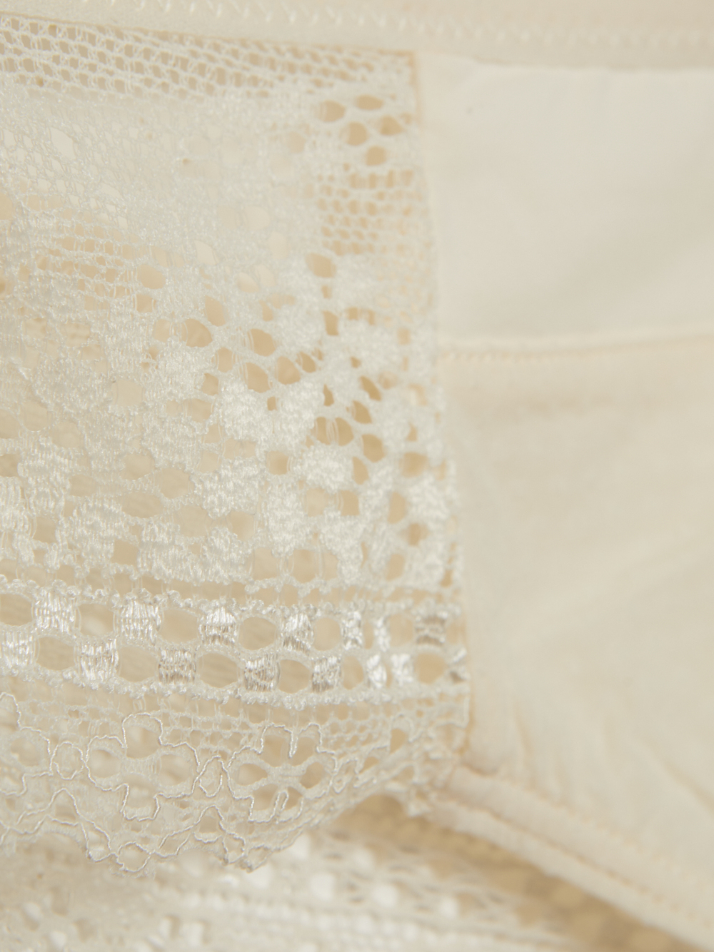 Detailbild String von Comazo in der Farbe Ecru mit schönen Spitzen-Details