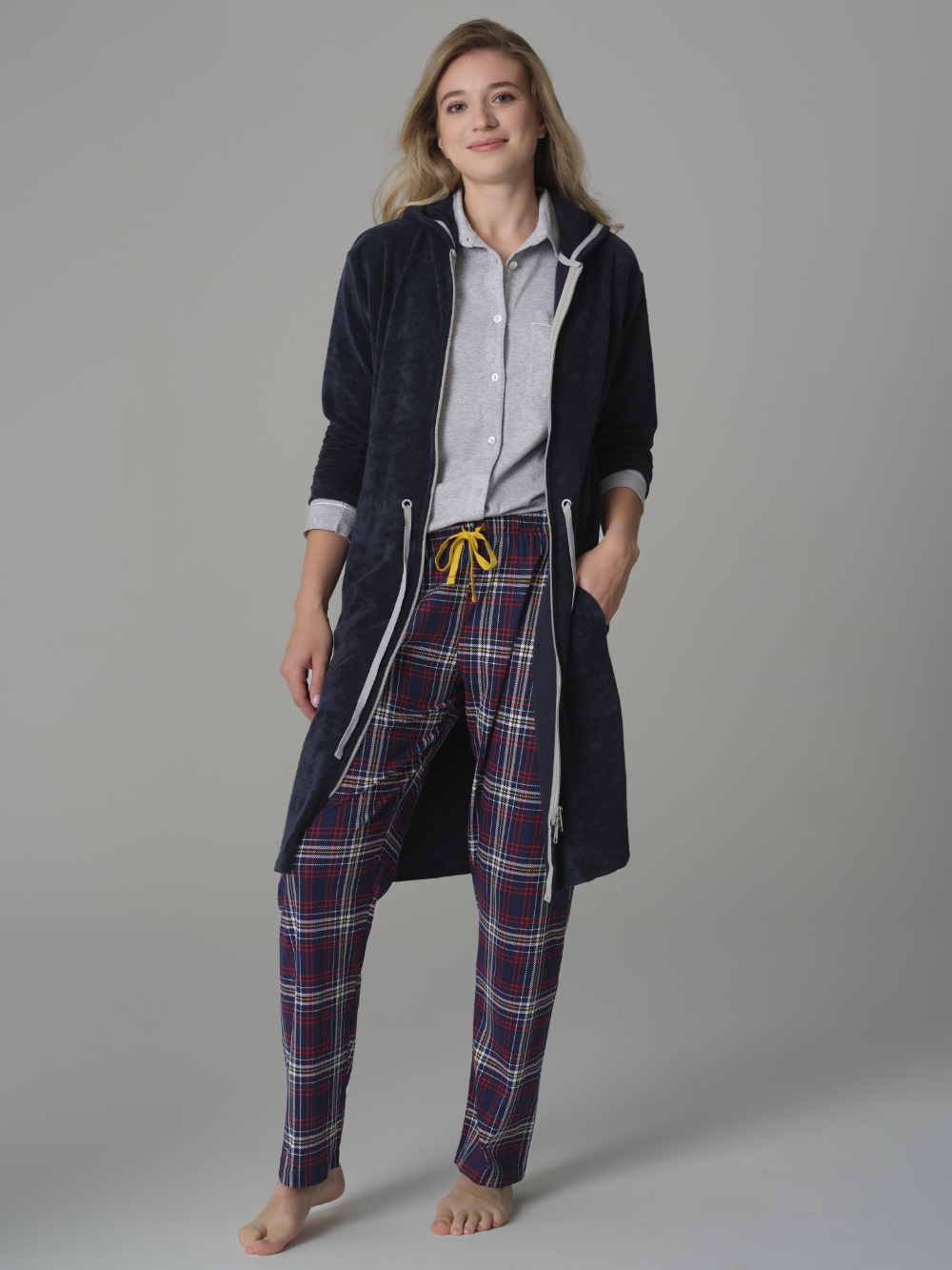 Vorderansicht: Frau trägt Comazo Damen Bademantel mit Kapuze Farbe Marine