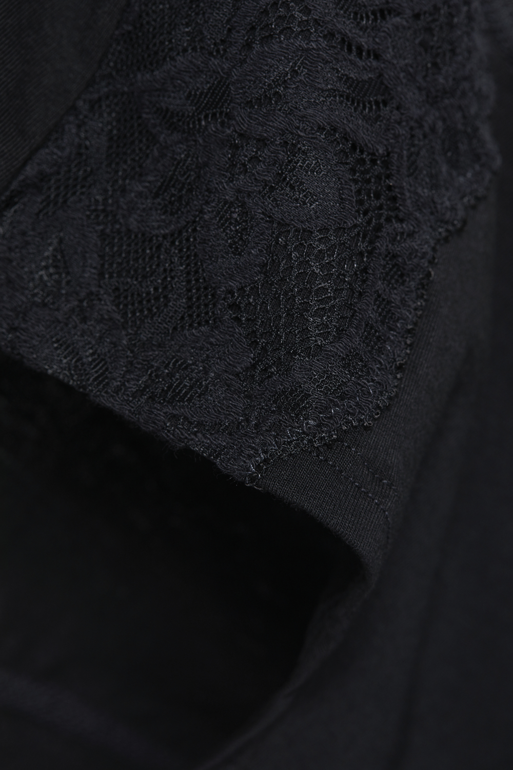Detailbild Fairtrade Pants von Comazo in der Farbe Black mit Zierschleife und seitlichen Einsätzen mit edler Spitze.