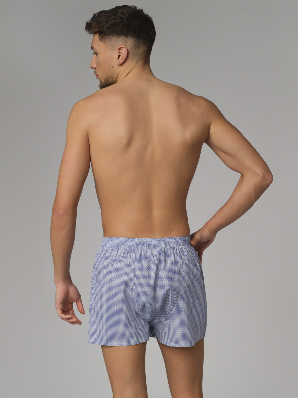 Rückansicht: Mann trägt Comazo Herren Boxershorts in Blau-Weiss gemustert