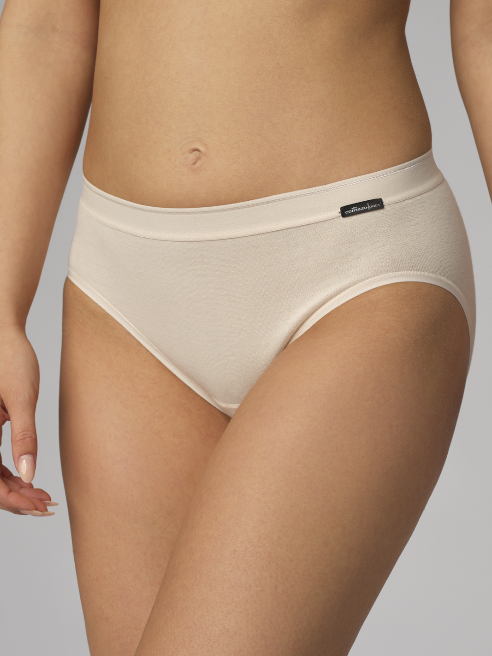 Vorderansicht: Frau trägt Comazo Damen Midi-Slip Farbe Puder