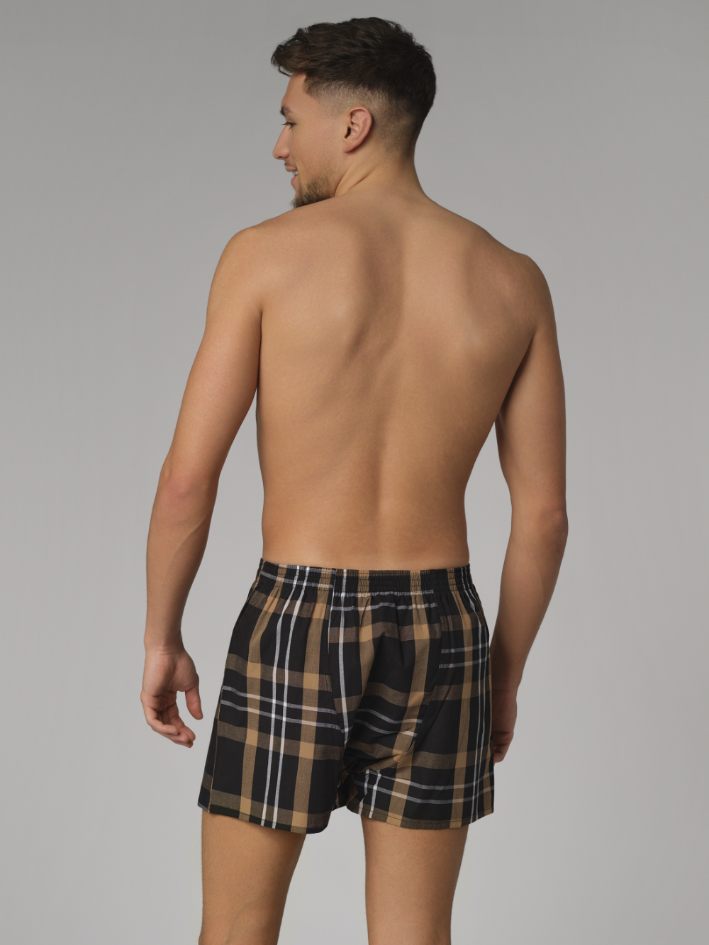 Rückansicht: Mann trägt Comazo Herren Boxershorts in Schwarz-Beige kariert