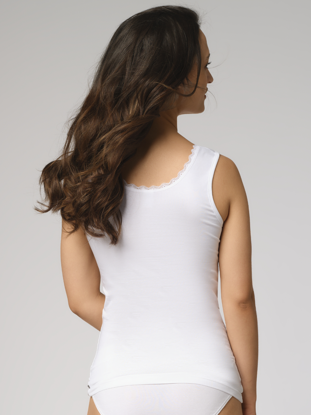 Rückansicht: Teenie trägt Unterhemd von Comazo in der Farbe Weiß mit Spitzenbördchen