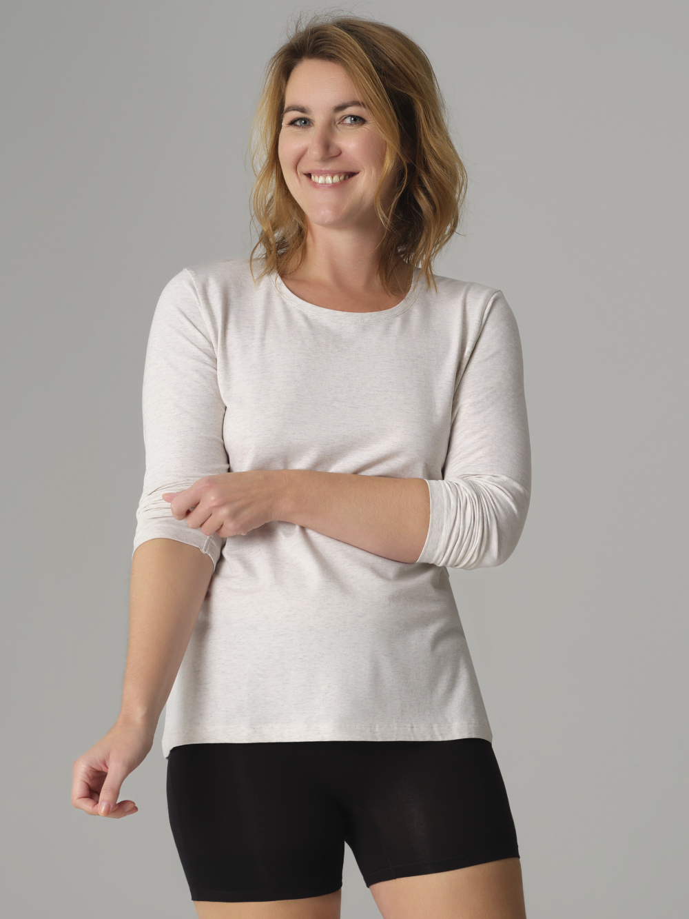 Vorderansicht: Frau trägt Comazo Damen Basic Shirt langarm Farbe Ecru-Melange