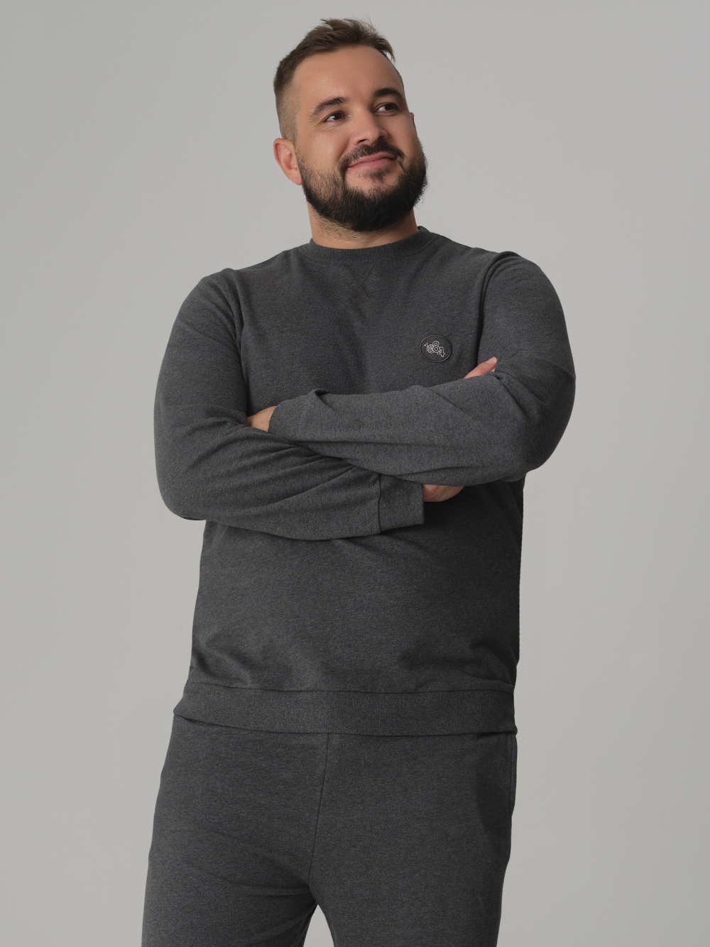 Vorderansicht: Mann trägt Sweatshirt Farbe Anthrazit-Melange