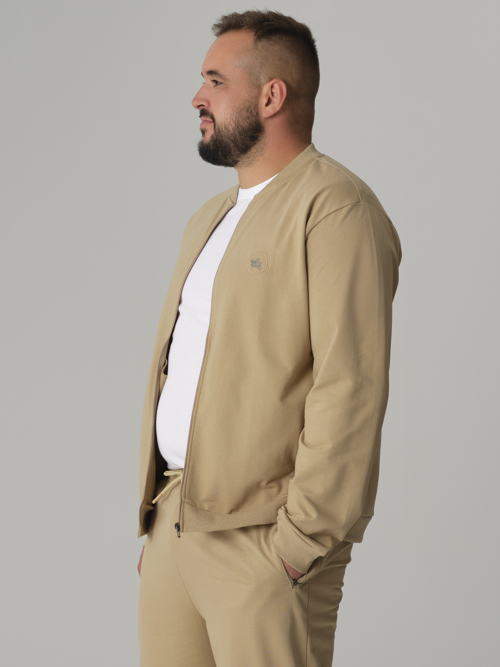 Vorderansicht: Mann trägt Comazo Blouson Jacke mit Reißverschluss Farbe Bast