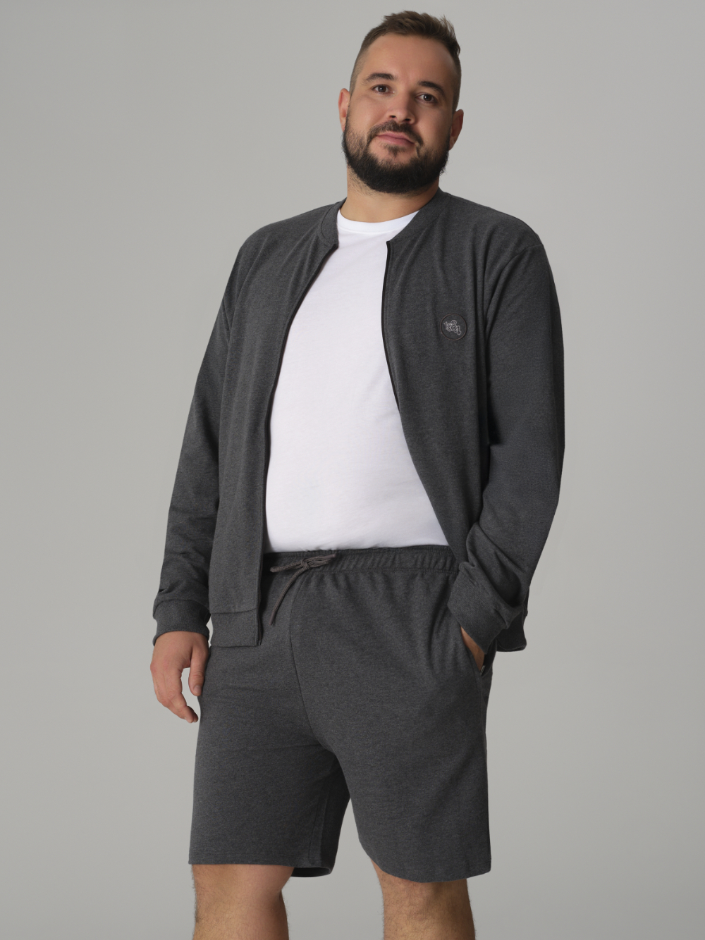 Vorderansicht: Mann trägt Comazo Shorts Farbe Anthrazit-Melange