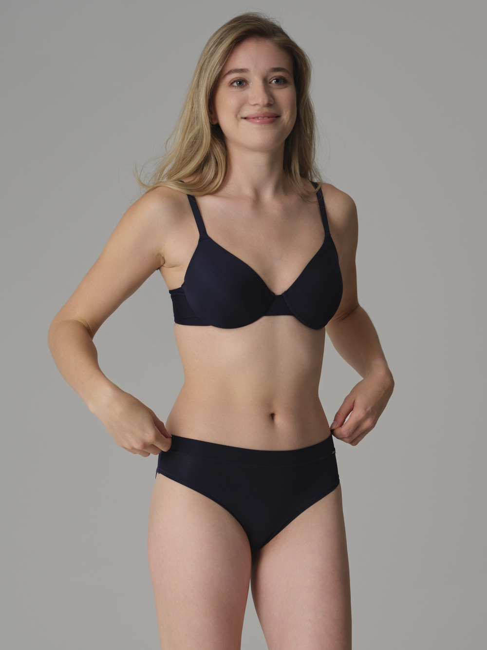 Vorderansicht: Frau trägt Comazo Slip mit Microfaser-Touch Farbe Moonlight Blue