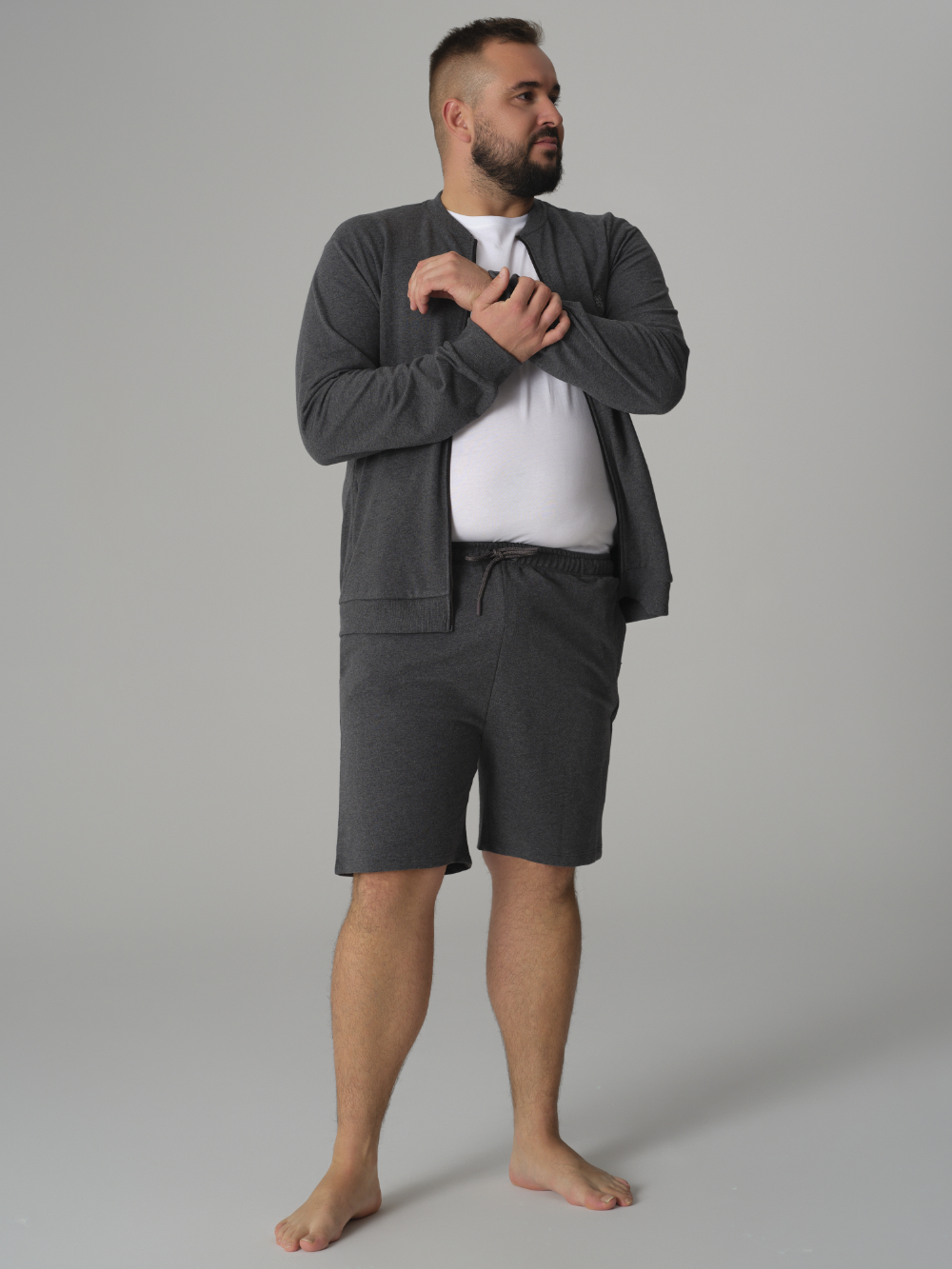 Rückansicht: Mann trägt Comazo Shorts Farbe Anthrazit-Melange