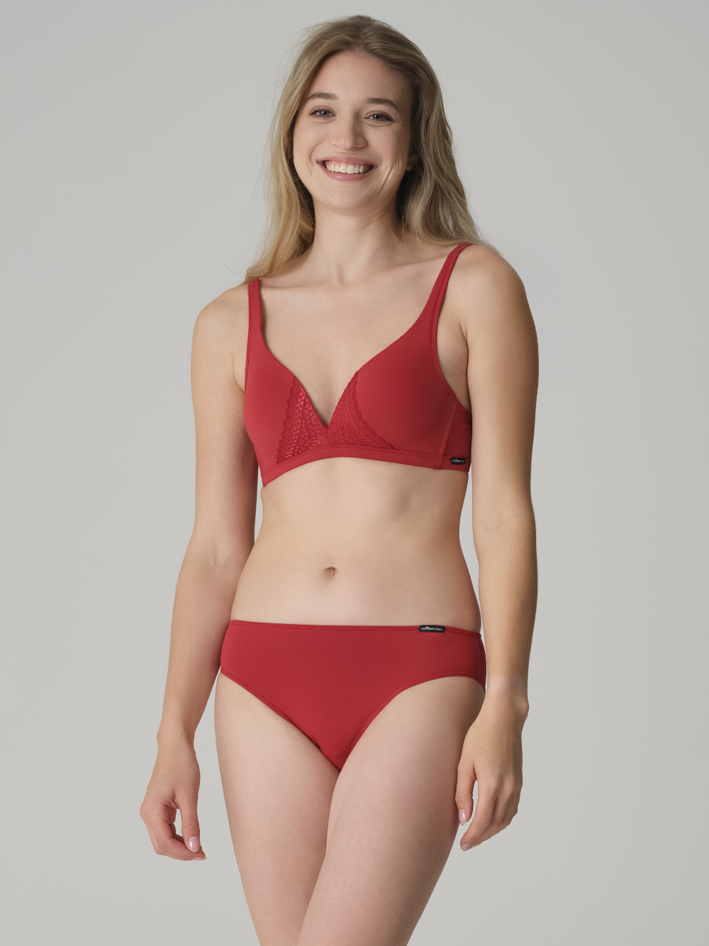 Vorderansicht: Frau trägt Comazo Jazz-Pants Farbe Cherry