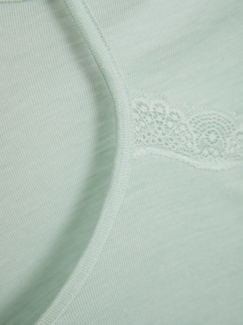 Detailbild Comazo Damen Merinowolle-Seide Unterhemd Spaghettiträger mit Spitze Farbe Salbei