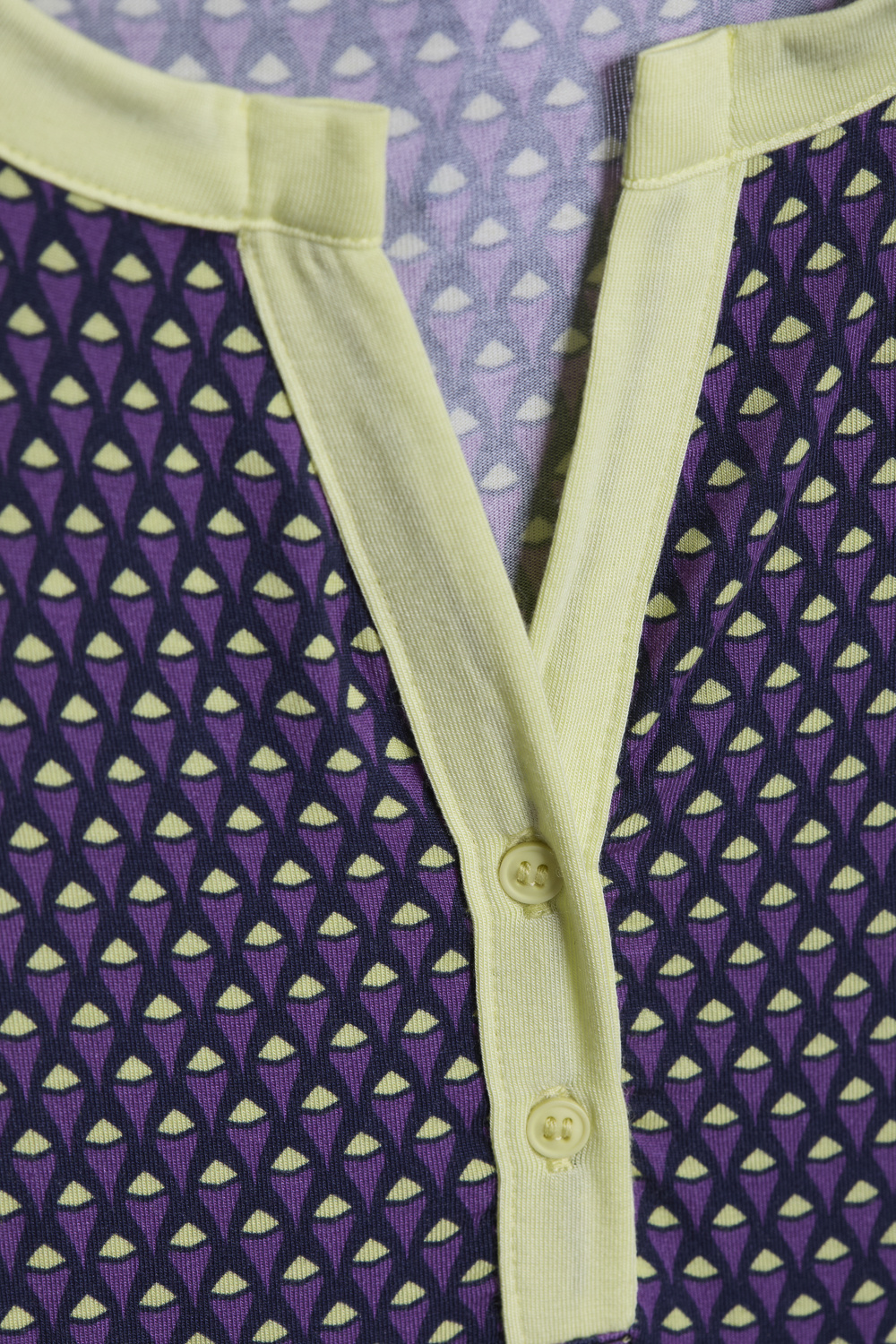 Detailbild Comazo Damen Nachthemd aus Micromodal Farbe Purple Print