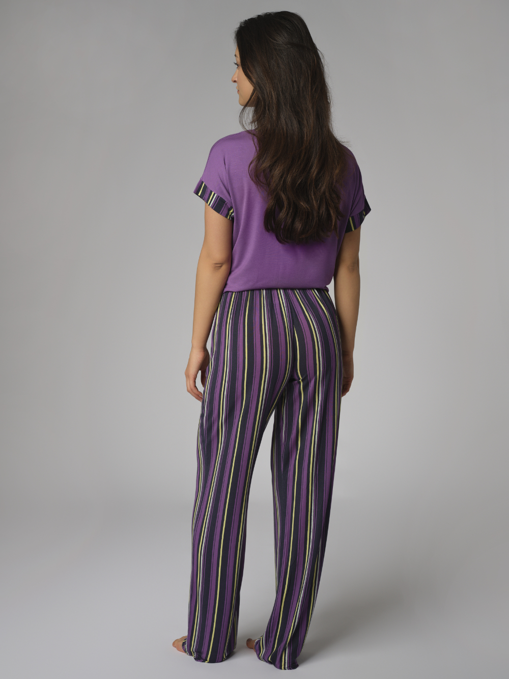 Rückansicht: Frau trägt Comazo Damen Lange Hose aus Micromodal Farbe Purple Stripe