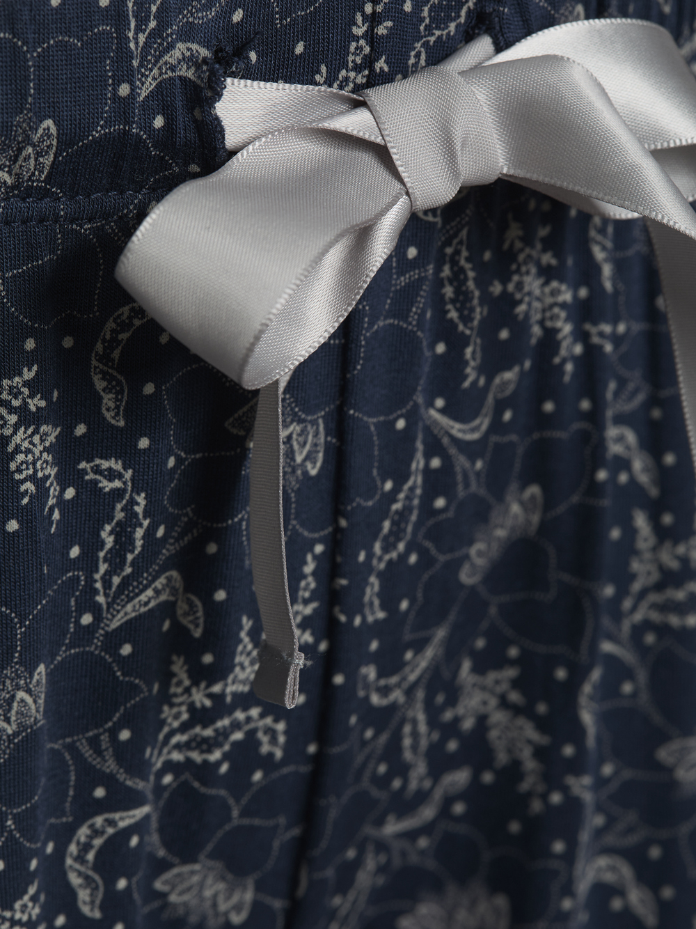 Detailbild Comazo Damen Schlafhose aus Micromodal Farbe Marine bedruckt