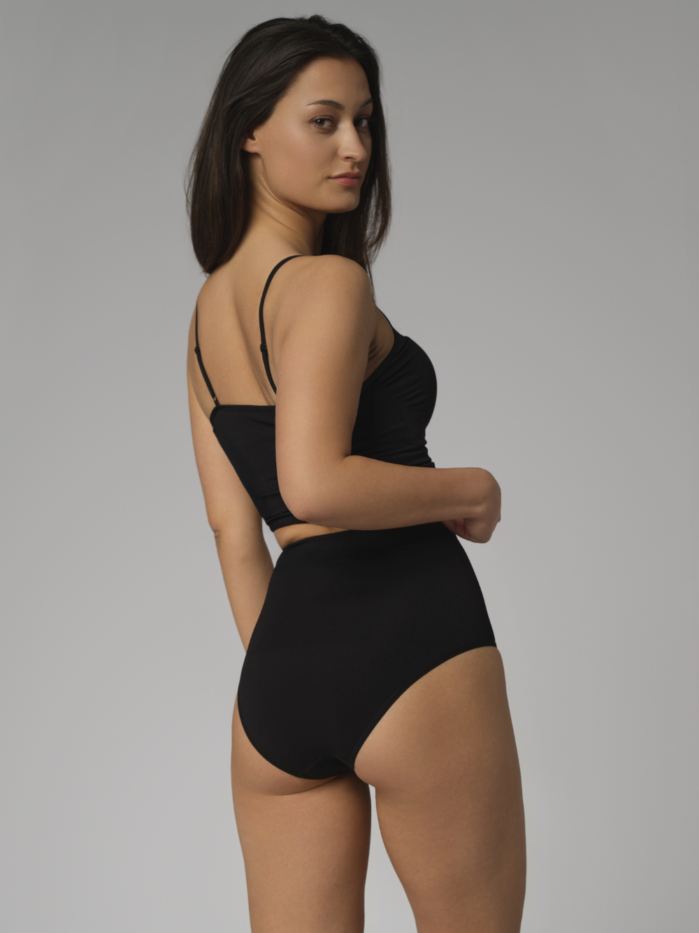 Produktbild Rückansicht: Frau trägt Comazo Damen Shapewear Maxi-Slip Farbe Black Beauty
