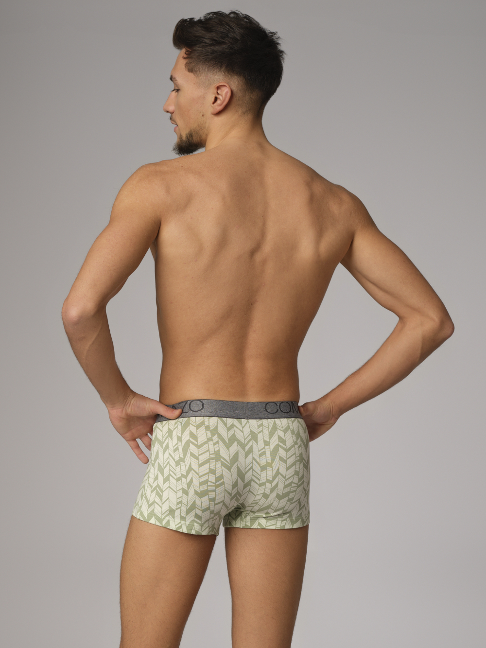 Rückansicht: Mann trägt kurze Comazo Herren Pants Farbe Lime Cream bedruckt