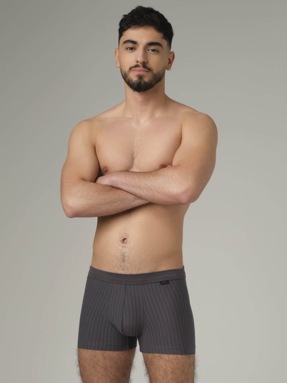 Vorderansicht : Mann trägt Comazo Herren Trunks Farbe Granit mit Streifen aus Baumwolle