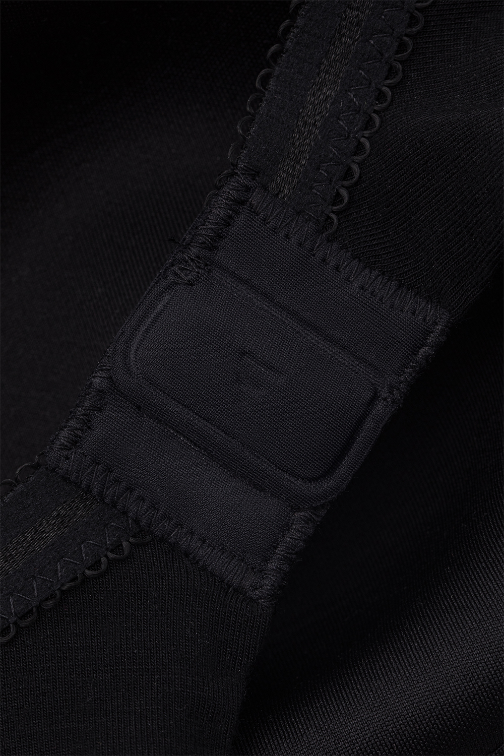 Detailbild Verschluss BH mit Spacer von Comazo in der  Farbe Schwarz aus MicroModal® und Jaquard-Spitze ohne Bügel