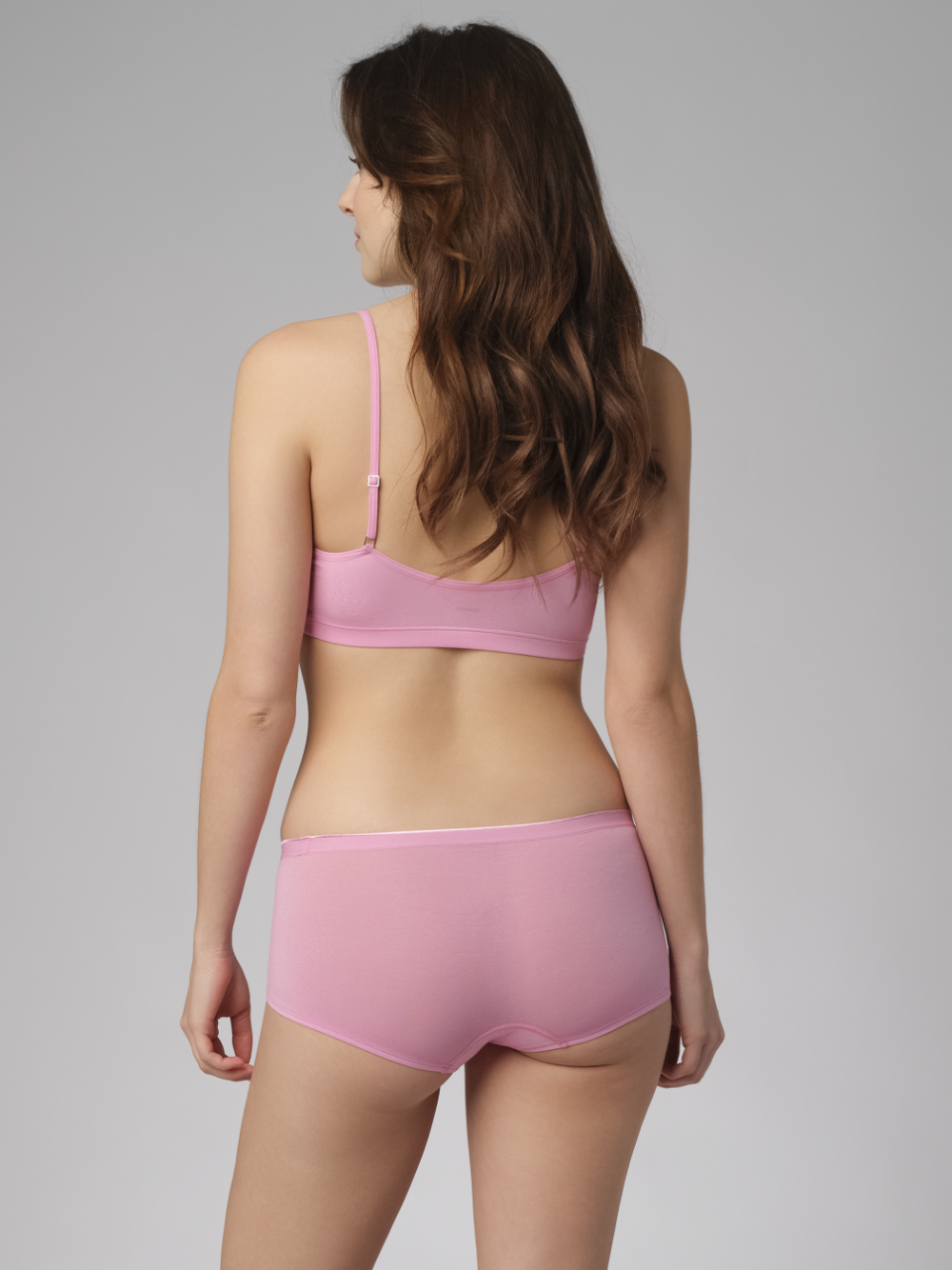 Rückansicht: Frau trägt Panty von Comazo in der Farbe Candy aus MicroModal®