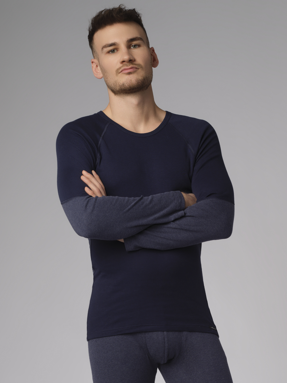 Vorderansicht 2: Mann trägt Shirt langarm Rundhals von Comazo in der Farbe Navy Melange aus atmungsaktiven Materialmix