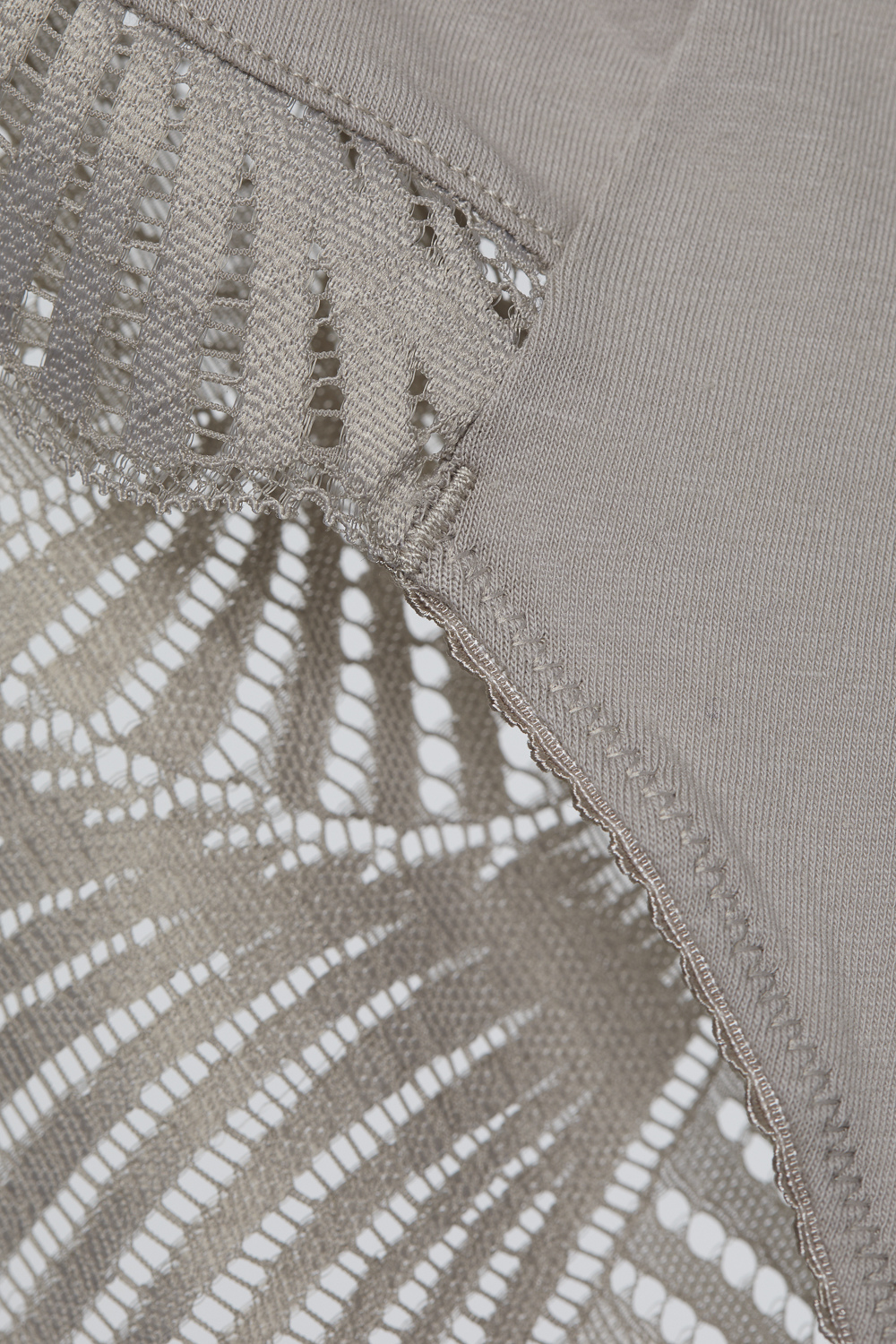 Detailbild Fairtrade Mini-Slip von Comazo in der Farbe Stone mit Spitzeneinsätzen