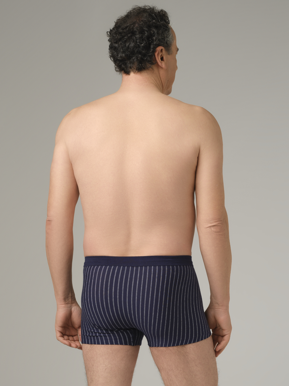 Rückansicht: Mann trägt Comazo Herren Trunks Farbe Navy mit Streifen aus Baumwolle