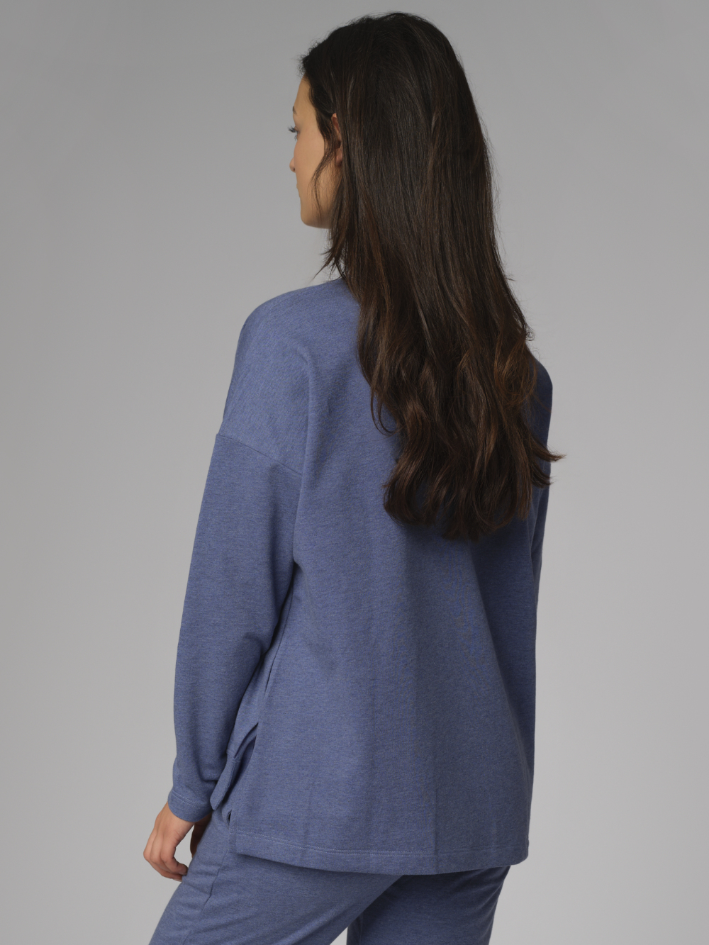 Rückansicht: Frau trägt Comazo Damen Sweatshirt Farbe Jeans meliert