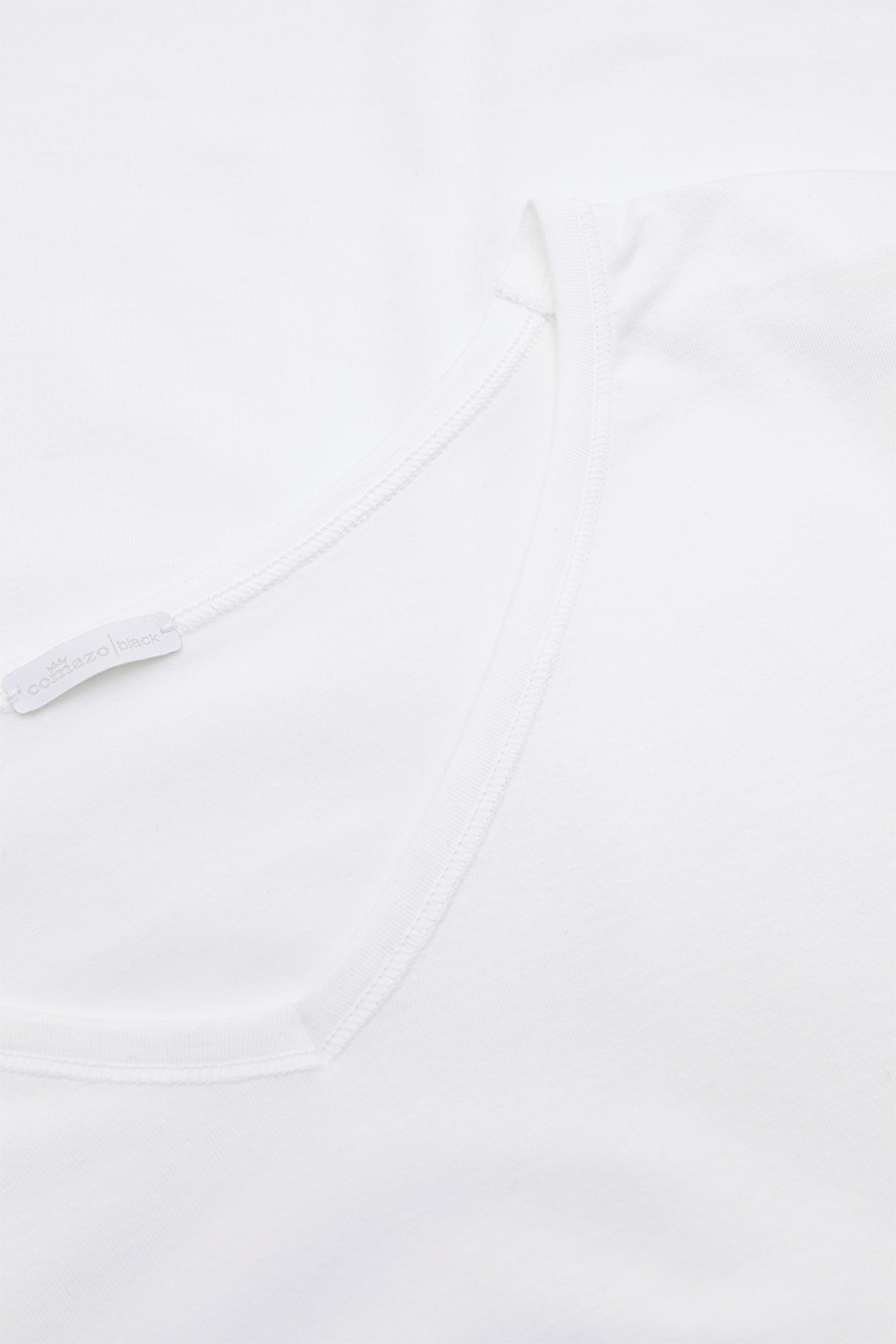 Detailbild kurzarm Shirt aus Baumwolle und Micromodal von Comazo in der Farbe Weiß mit V-Ausschnitt